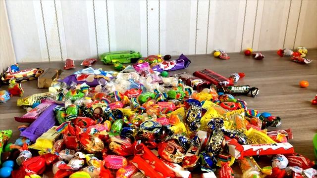 a lot of candy , много конфет