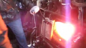 Как бросают уголь в топку