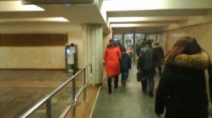 Выход в город со станции метро Октябрьская минского метрополитена в сторону Октябрьской площади