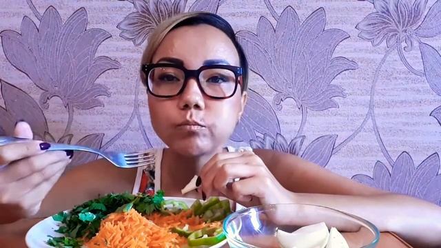 МУКБАНГ!Салатик??И поплакала,и спела?.Роман Милованов,Михаил Советов?