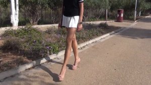 Я надела мини юбочку а колготки не стала надевать! Сегодня жарко!