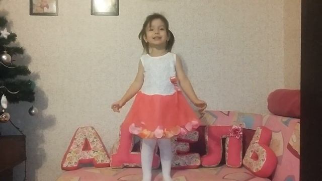Стих про Новый год :) Аделия Буцик 2г.11мес. смотреть онлайн