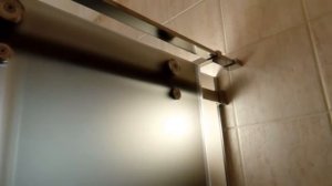 Раздвижная душевая перегородка из стекла с двумя дверями. Установка на поддон. Размеры 2000х1850 мм