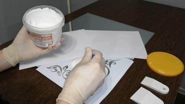 Рисунок на зеркале.  Матирование пастой Satinglass