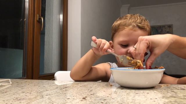 Типичный УжинРебёнок в год Кушает сам