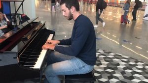 Сыграл на пианино в аэропорту в Варшаве // Piano in Warsaw Airport. Jann Tiersen - Mother’s Journey