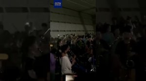 Застрявшие из-за наводнения студенты на вокзале г. Чжэнчжоу исполнили песню "Моя Родина и я"