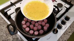 Невероятно вкусный и полезный завтрак. омлет с помидорами и сосисками. Рецепт вкусного завтрака.