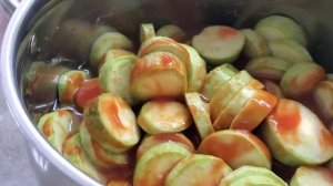 Закатываем вкусно кабачки в томатном соусе