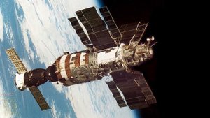 НАШ ПЕРВЫЙ ИСКУССТВЕННЫЙ СПУТНИК ЗЕМЛИ
