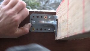 Монтаж стропил и ветровой доски усиленными уголками