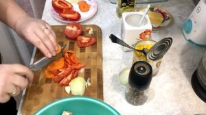 Курица в духовке на овощной подушке.