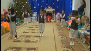 Танец пингвинов. Новогодний утренник. Средняя группа.