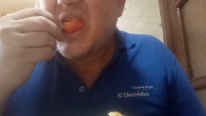 Съел ароматный, вкусный перец habanero. Ate fragrant, tasty habanero pepper.