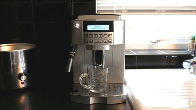 DeLonghi Magnifica S Plus Beans-to-Cup Coffee Machine Review and Demo смотреть онлайн