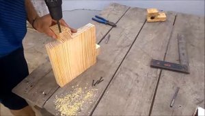 Отец показал, как правильно соединять бруски под прямым углом