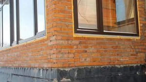 Вблизи фасад, утеплённый пенопластом и минеральной ватой, технология мокрый фасад и вентфасад