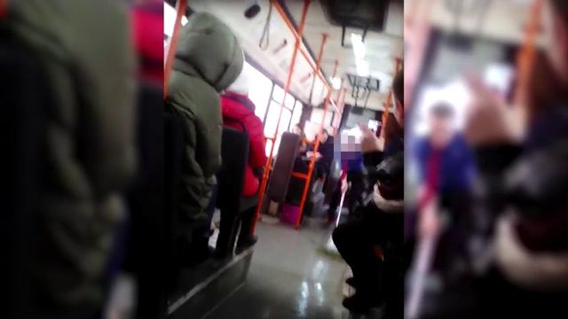 Пассажир моет пол в автобусе смотреть онлайн