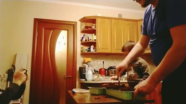 Юный садовод. Петрушка, шпинат, кинза и салат. Посадили поливаем ждём когда появятся всходы смотреть онлайн