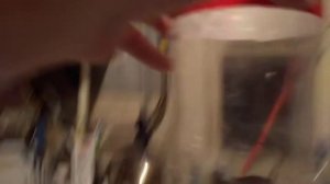 Мышка сама залезла в бутылку) проблема домашних грызунов решается сама собой))