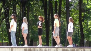 Девушки репетируют танец в парке