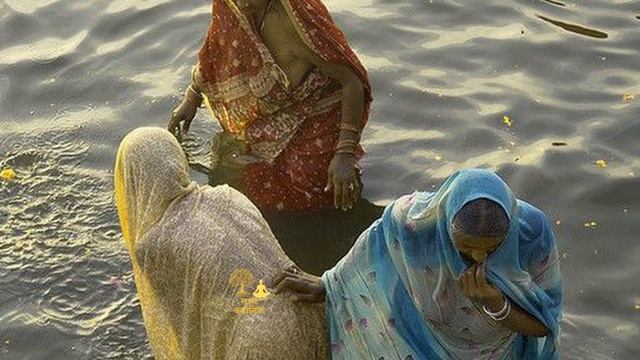 बुढ़िया और उसकी तीन चोर भी बहुओं की कार्तिक स्नान की कथा: तीनों बहुएं बनी कुतियां @SabhyaKahaniyan смотреть онлайн