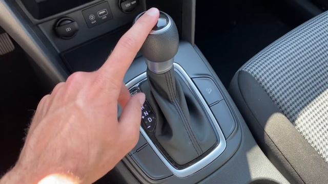 Here Are The Cool Gadgets & Gizmos In The CHEAPEST Hyundai Kona You Can Buy! смотреть онлайн