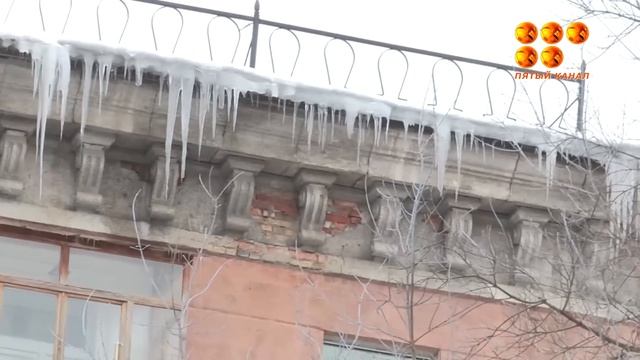 Гололёд под ногами, сосульки над головой такую картину сейчас наблюдают жители города смотреть онлайн