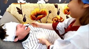 ? ? Полина как ДОКТОР ставит болючий укол Папе. Играют в ДОКТОРА Сборник видео для детей ?