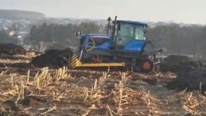 Гусеничный трактор "Агромаш 90 ТГ" на осенней подготовке почвы органическими удобрениями.