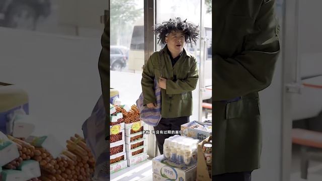 丈夫辛苦工作一年摔斷腿，惡毒經理卻剋扣薪水只發1000元，不料老闆知道直接三倍賠償【郭亞利】