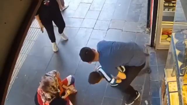 Спас ребенка, подавился конфетой. Подпишись друг))) Новые уникальные видео каждый день!