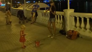 геленджик 2015 набережная девушка играет на скрипке