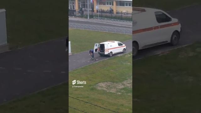 Подъехала машинка надо просверлить какую то дыру в асфальте #shorts
