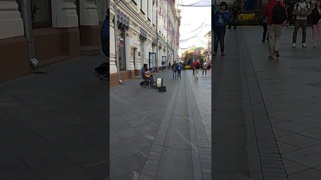 Уличный музыкант. Оригинальный ЖАНР на УЛИЦЕ МОСКВЫ.