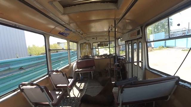 Нашёл и забрался в брошенный автобус ЛиАЗ. На таких раньше ездила вся страна
