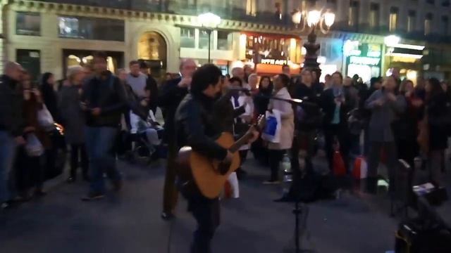 Париж ,выступление музыканта возле Оперы Гарнье смотреть онлайн