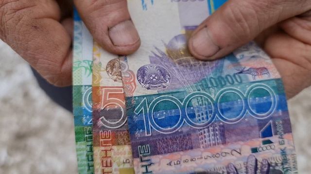 $100 всегда $100, а 10000 тенге – пыль. Нацбанк кидает простых людей, ограничивая срок выкупа купюр