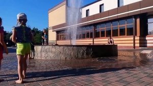 Летняя жара - дети купаются в фонтане.