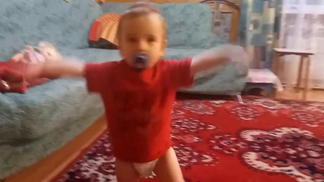 Ребенок 1,5 года танцует