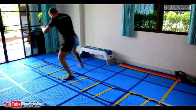 Циркуль + атака , передвижение в боксе, развивающее упражнение. Тренировка дома. смотреть онлайн