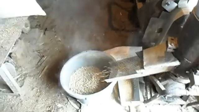 Работа самодельного гранулятора