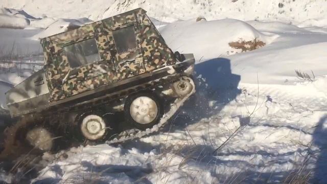 Сломали тонкий лёд. Выход на берег. Гусеничный вездеход МАК смотреть онлайн