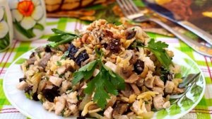 Салат с курицей черносливом и грибами