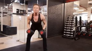 Фронтальный присед с гантелями.