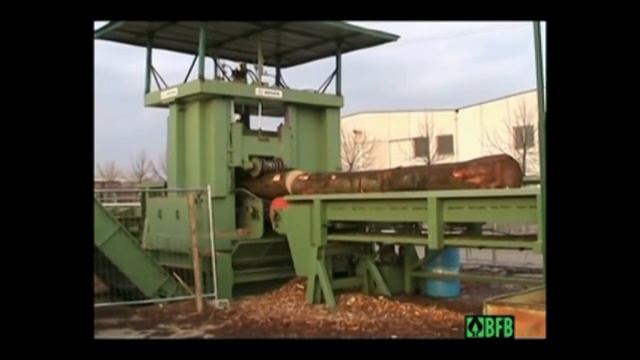 Торцовка цепными пилами и роторная окорка пиловочника. Лесопиление и деревообрабатотка.