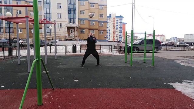 ⚽Чеканка мяча во дворе +5°☀️ 23 апреля 2021 г., Салехард ул. Зои Космодемьянской, 65-69↩️
