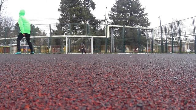 Гуляю с другом на футбольной площадке! смотреть онлайн