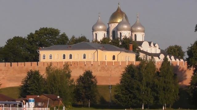 места для фотографирования в Великом Новгороде, скульптура с табуреткой мальчик художник.mp4