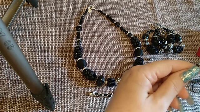 Челлендж. Украшения из материалов черного цвета. Часть 2. Комплект "Взгляд Пантеры". смотреть онлайн